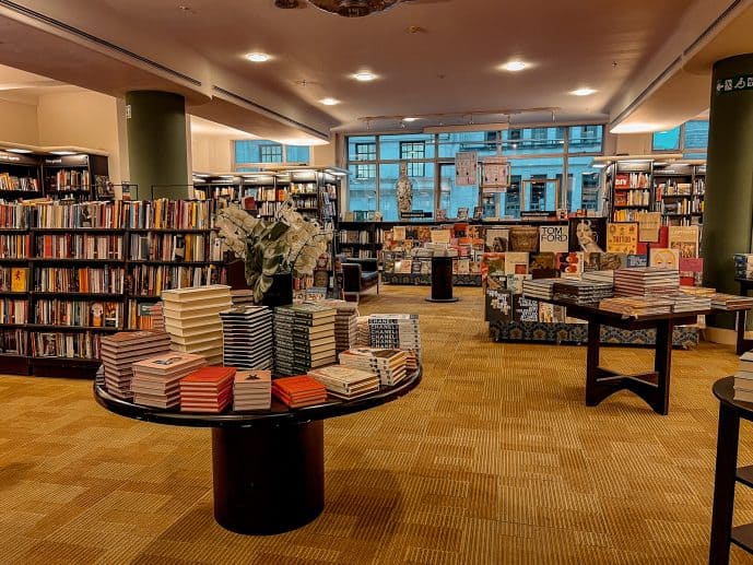 Waterstones Piccadilly London Biggest Bookstore in europe 