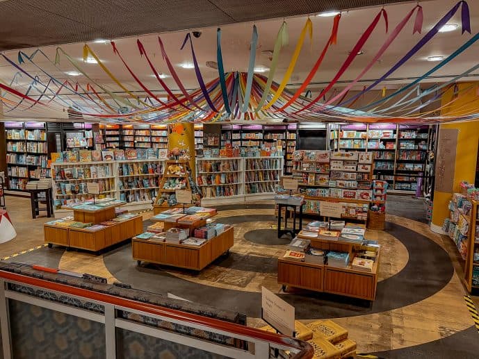 Waterstones Piccadilly London Biggest Bookstore in europe 